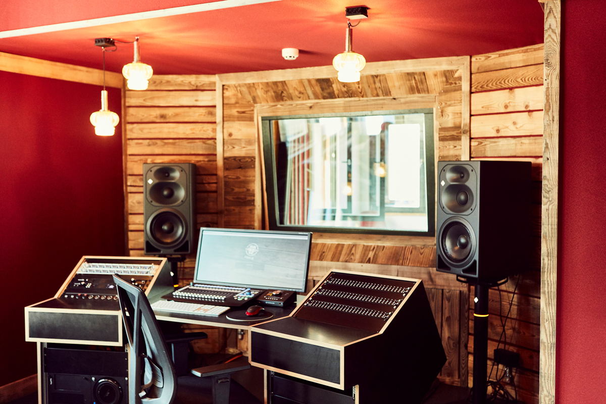 The newly constructed recording studio is at the center of a multimedia, interconnected production complex. Covering 110 m², the complex includes three recording booths and a control room with an equally large roof terrace, immediately adjacent. 