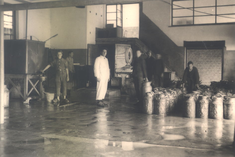 Milk reception "Hennion-Van Speybroeck," 1942 (Photo: Heemkundige Kring, Moorslede)