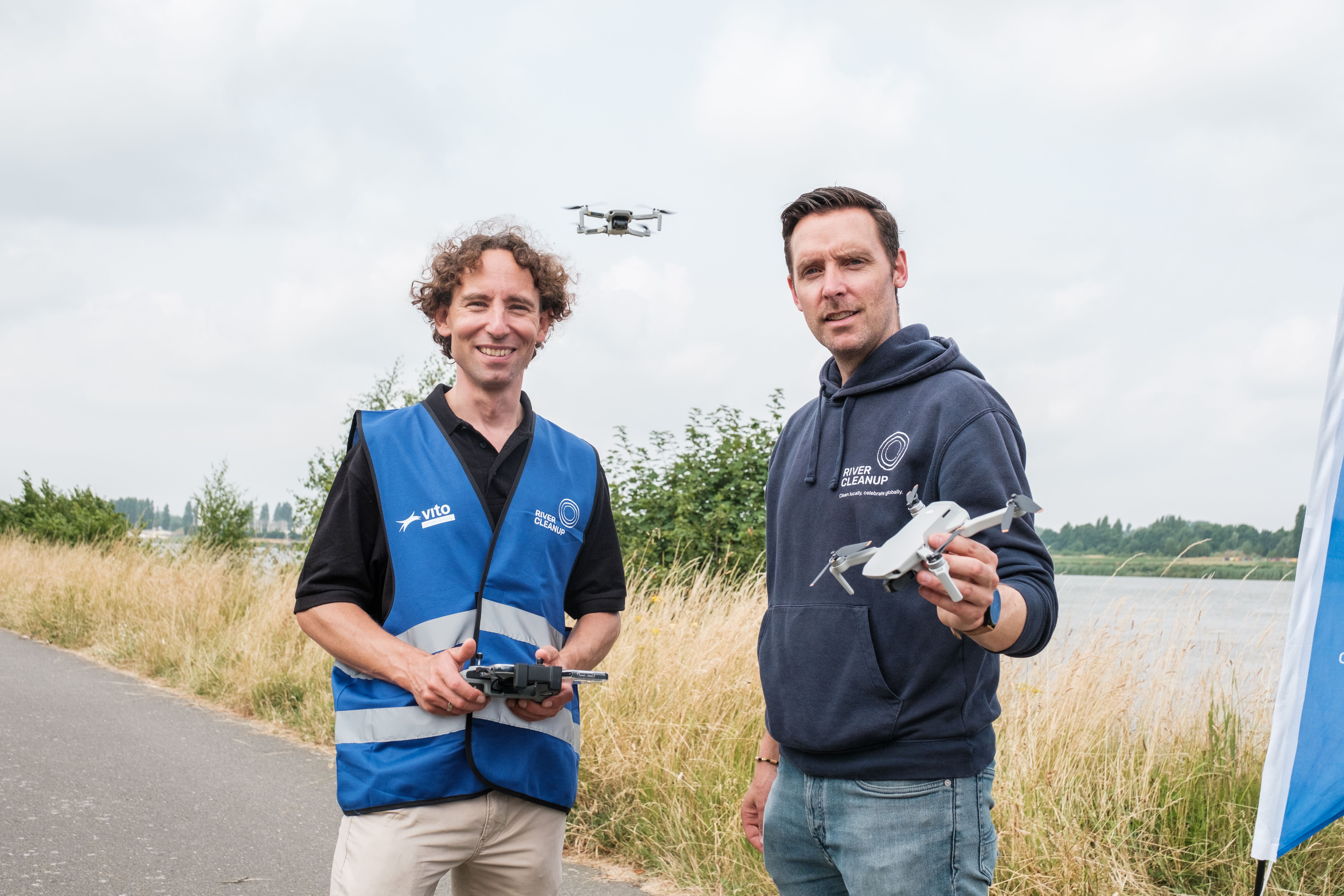 Klaas Pauly - drone onderzoeker en projectleider 'Waste Watchers' bij VITO en Thomas de Groote - oprichter en CEO van River Cleanup