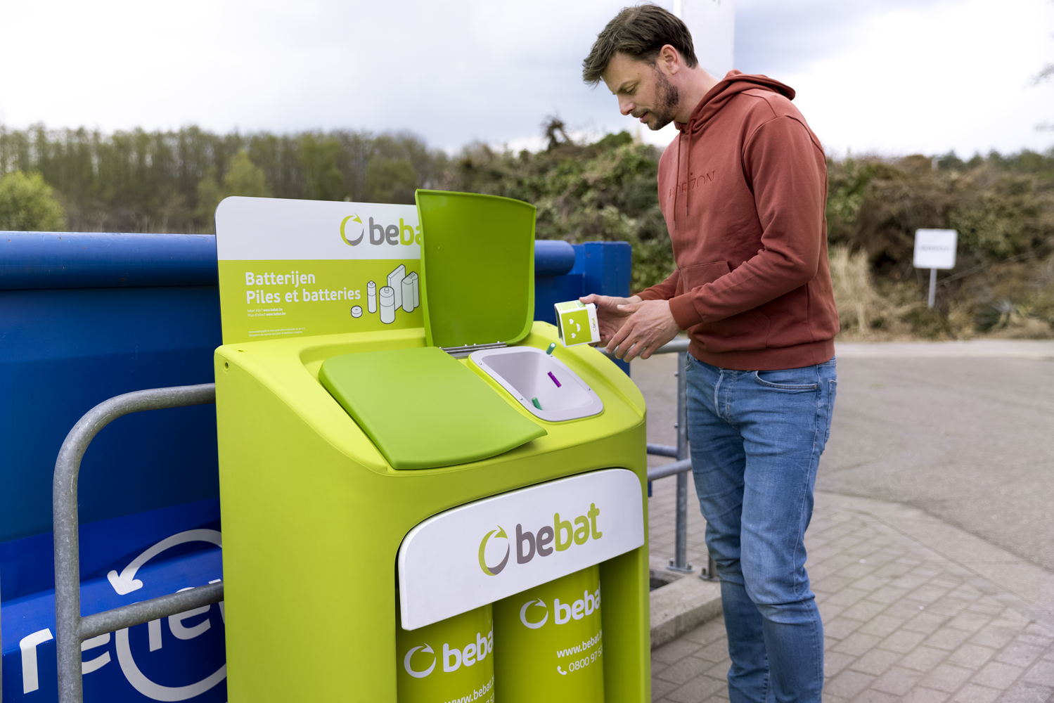 La collecte des piles et batteries dans un recyparc.