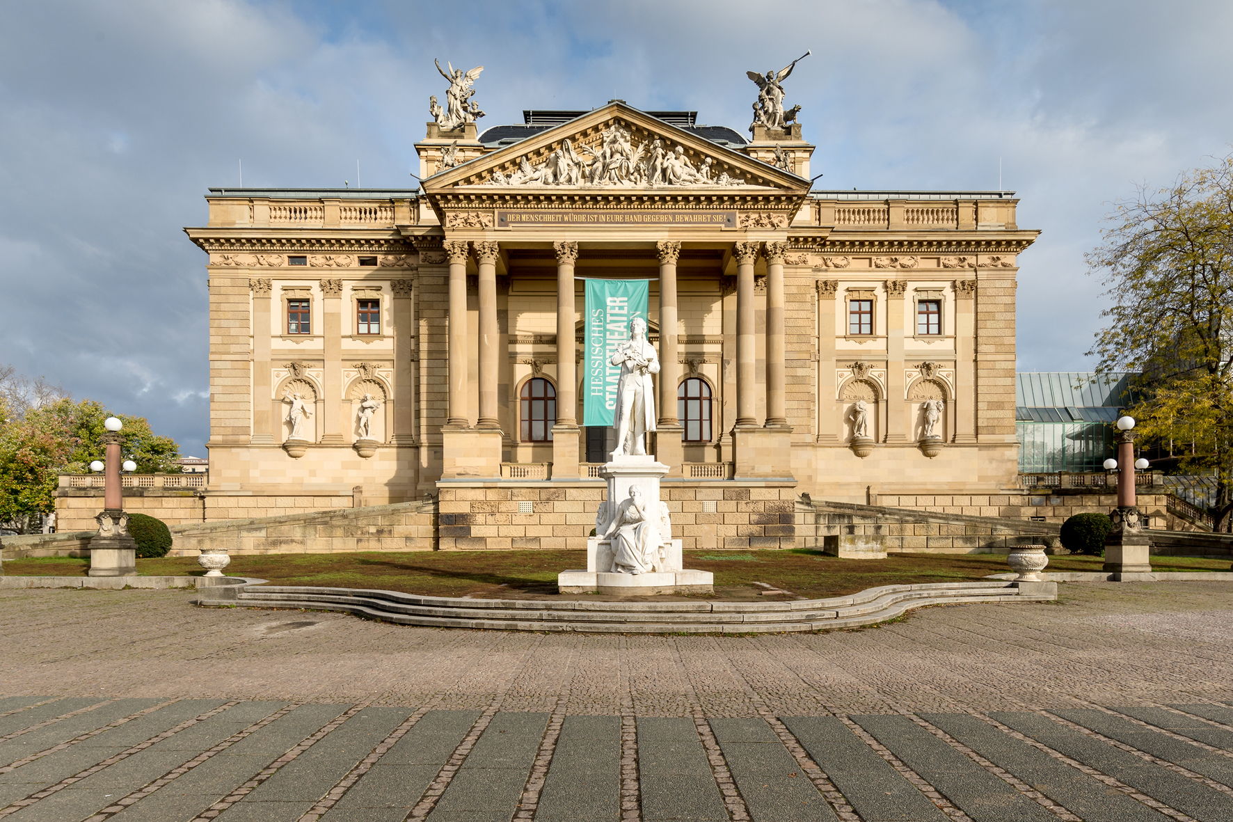 Das Hessische Staatstheater Wiesbaden verwendet seit Oktober 2019 Sennheiser Digital 6000 Systeme