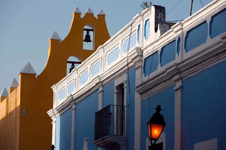 Founded in 1540, Campeche City was the first Spanish settlement of the Yucatan Peninsula and served as one of the most important ports in America, exporting forest products. AKG1637439 © akg-images / Manuel Cohen