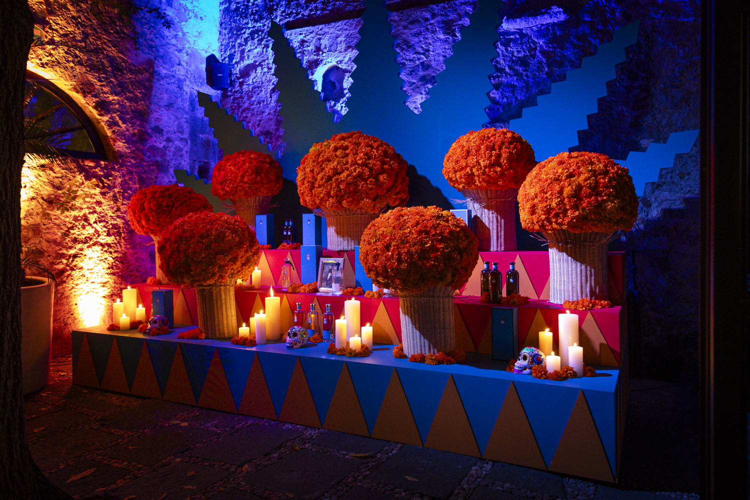 Ofrenda recreada en La Casa Dragones, de Daniel Valero Mestiz.