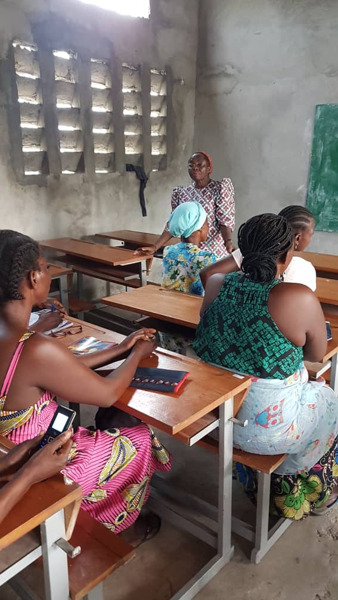 Alfabetiserings- en bewustmakingsprogramma voor ouders en familieleden van kinderen van de school in Kinkolé