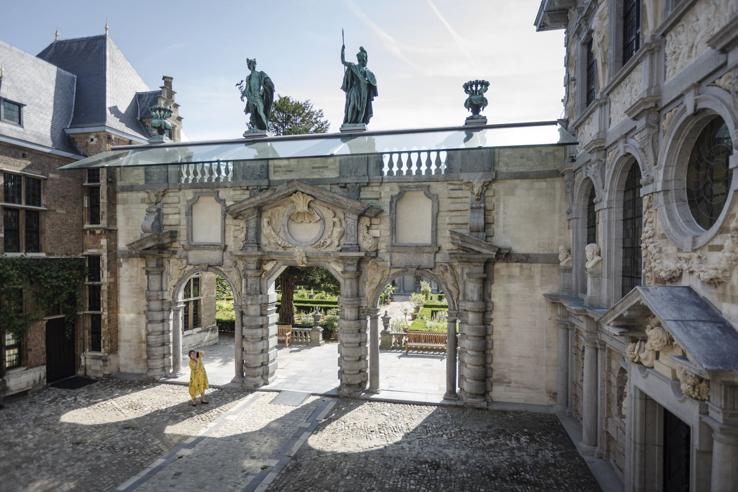 Zicht op de binnenplaats en de portiek van het Rubenshuis met bezoeker_foto Ans Brys