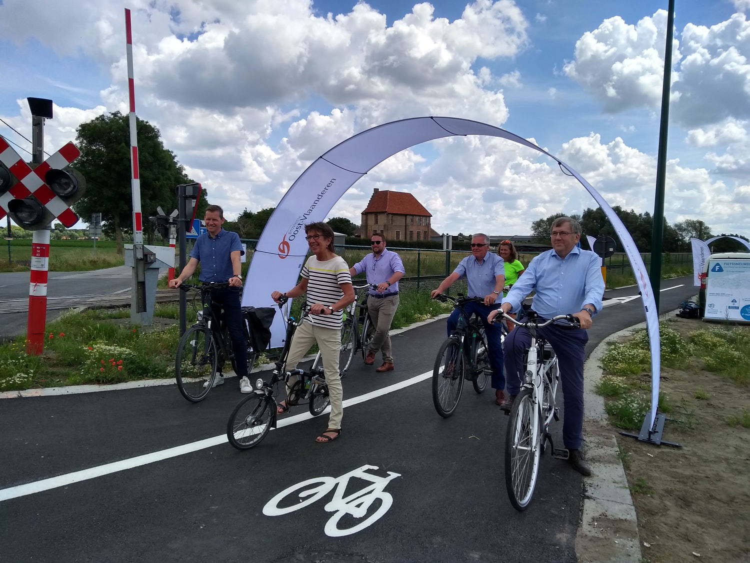 vlnr: burgemeester Tony Vermeire – Gedeputeerde Riet Gillis – schepen financiën Kim Martens - schepen openbare werken  Freddy Haegeman – schepen onderwijs  Caroline Fredrick - schepen mobiliteit  Chris De Wispelaere