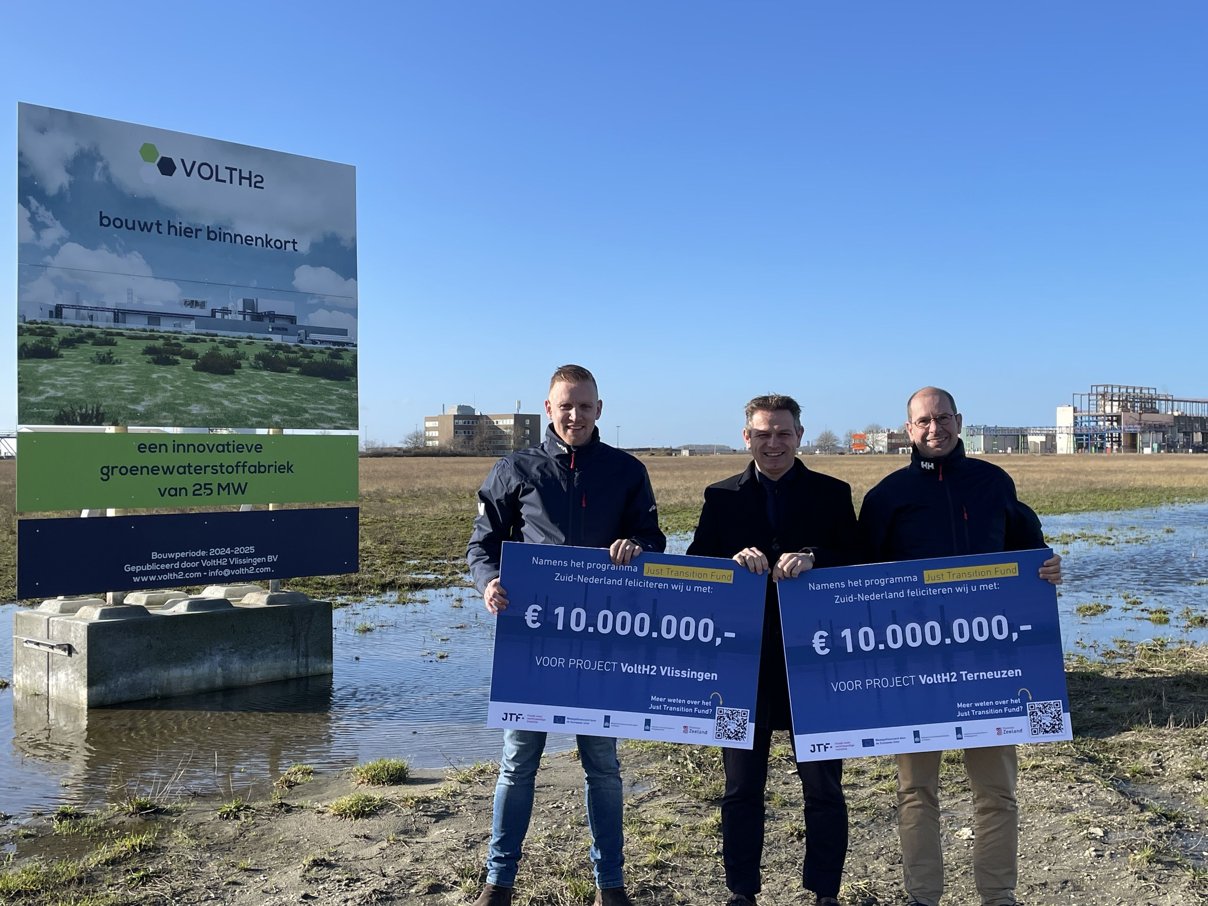 From left to right: Arjan Schipaanboord (Project Manager VoltH2), Jo-Annes de Bat (Deputy of the Province of Zeeland) and Gerwin Hament (Director Operations VoltH2)