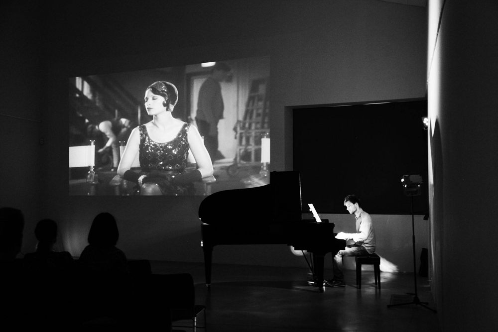 Pianobegeleiding bij de film The Artist door Niels Hellemans @M-idzomer Leuven Pianobegeleiding bij de film The Artist door Niels Hellemans @M-idzomer Leuven
