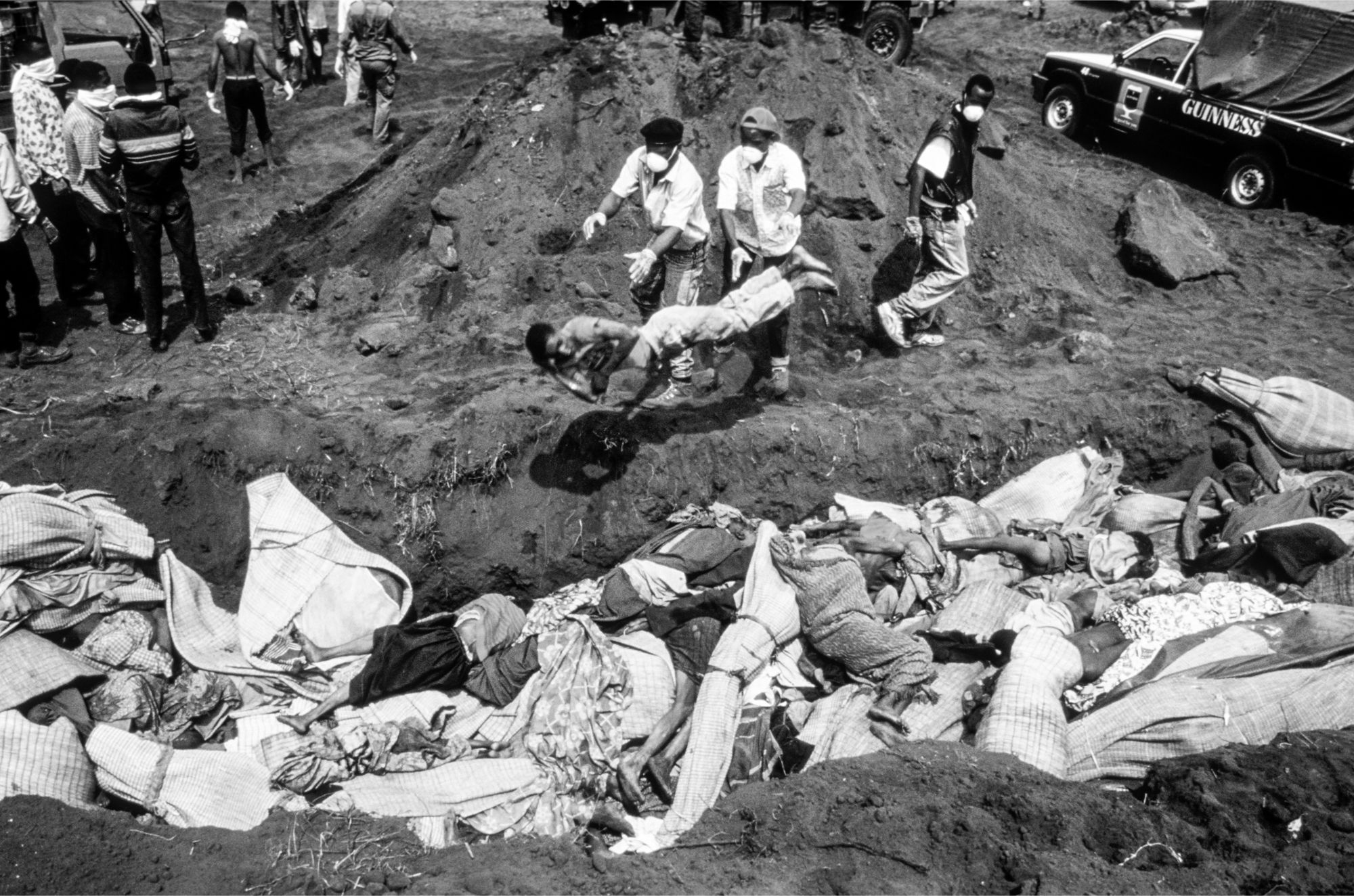 Victims of the cholera epidemic are buried in a mass grave in a refugee camp, 1994. AKG8010691