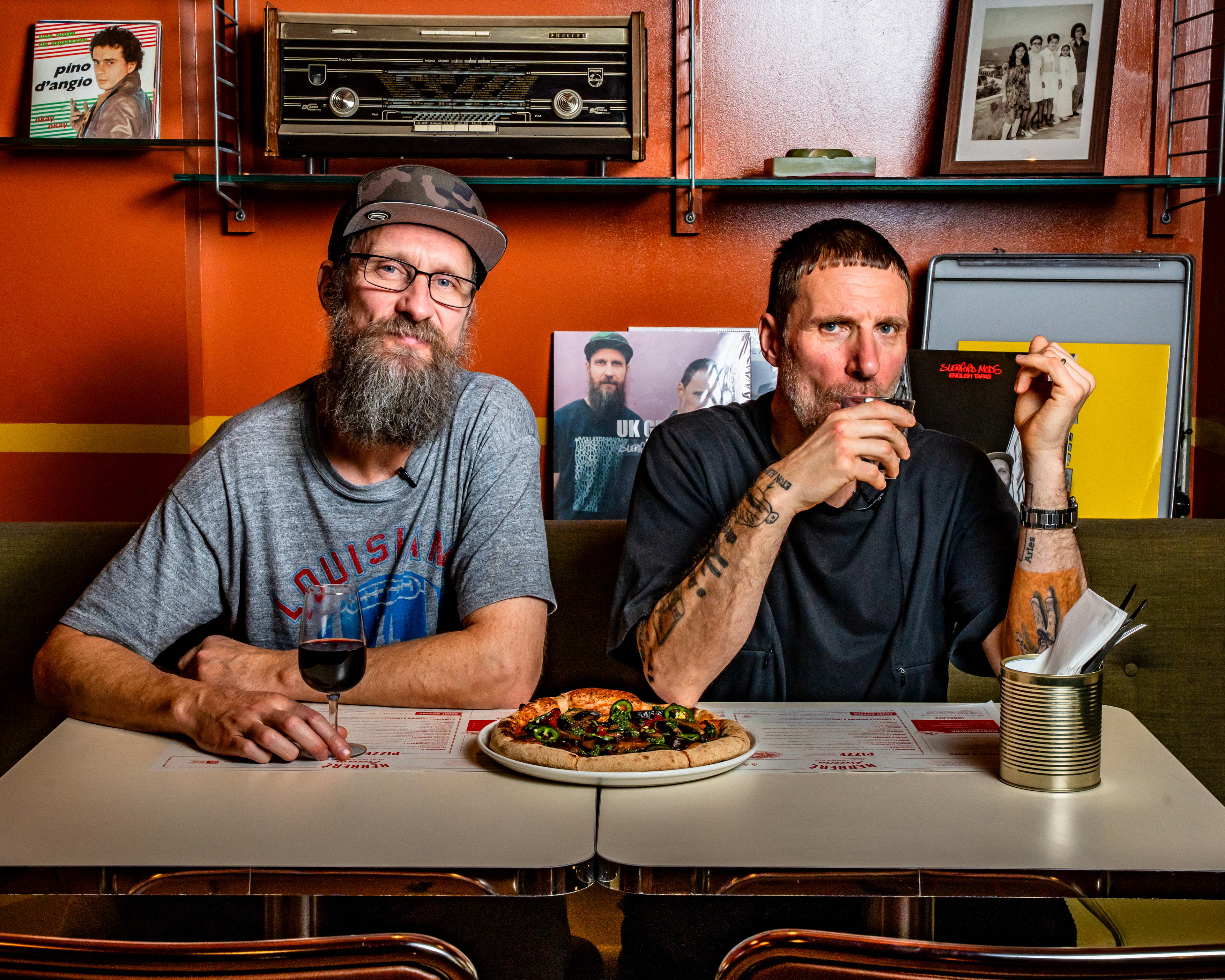 Gli Sleaford Mods e Berberè annunciano la collaborazione per la pizza “Megaton” in associazione con War Child. Disponibile in Italia dal 6 gennaio 2026