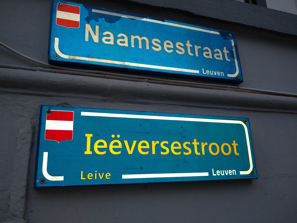 100 ‘Leivese’ straatnaamborden houden dialect levend en zichtbaar