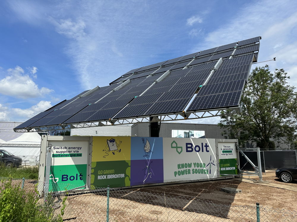 Zonne-installatie aan de inkom van het festival ©Bolt