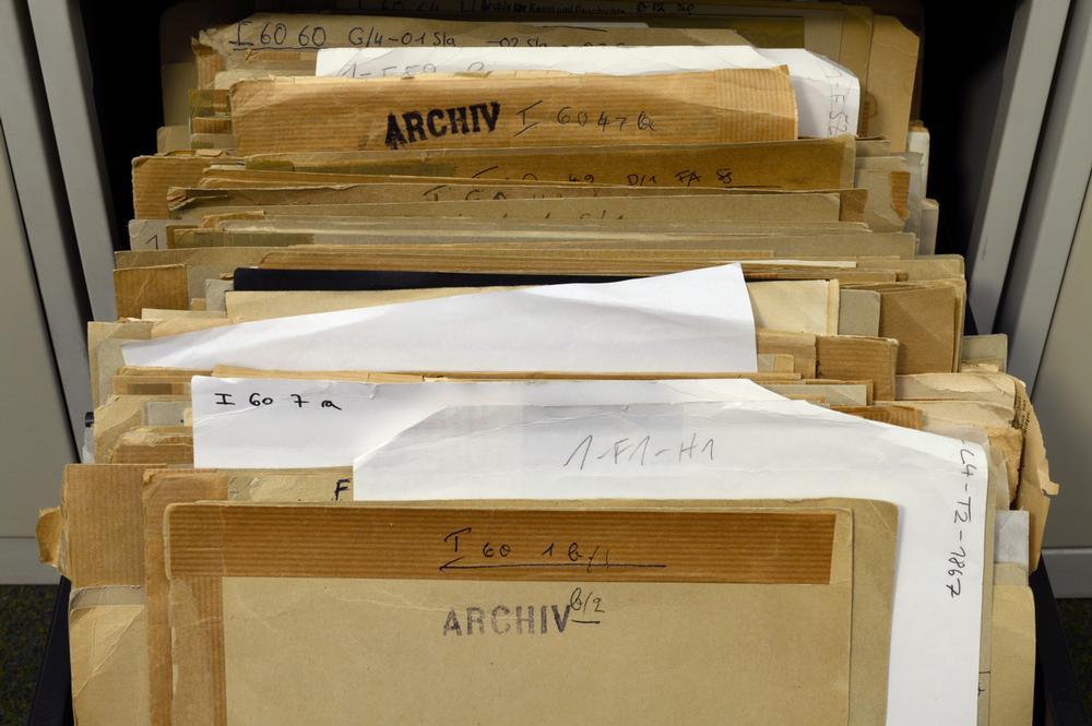 akg-images reste fondamentalement une agence d'archives "physiques" avec des millions de documents originaux et anciens dont certains restent classés leurs enveloppes d'origine, attestant de leur ancienneté... parfois plus d'un demi-siècle.