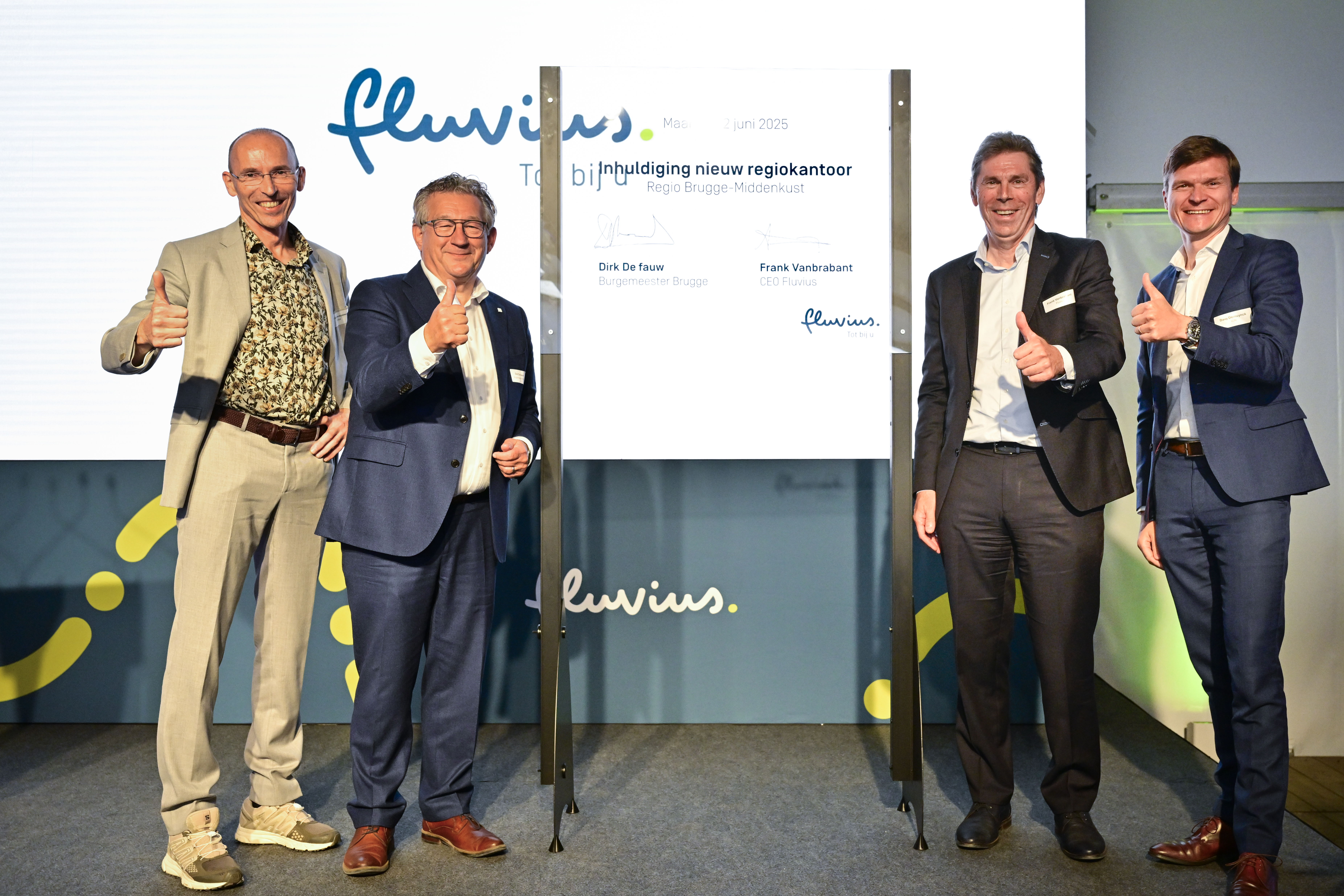Regiomanager Fluvius Guido Vandenbruwaene, Burgemeester van Brugge Dirk De fauw, CEO Fluvius Frank Vanbrabant en CEO ION Davy Demuynck: blije gezichten bij de opening. Regiomanager Fluvius Guido Vandenbruwaene, Burgemeester van Brugge Dirk De fauw, CEO Fluvius Frank Vanbrabant en CEO ION Davy Demuynck: blije gezichten bij de opening.