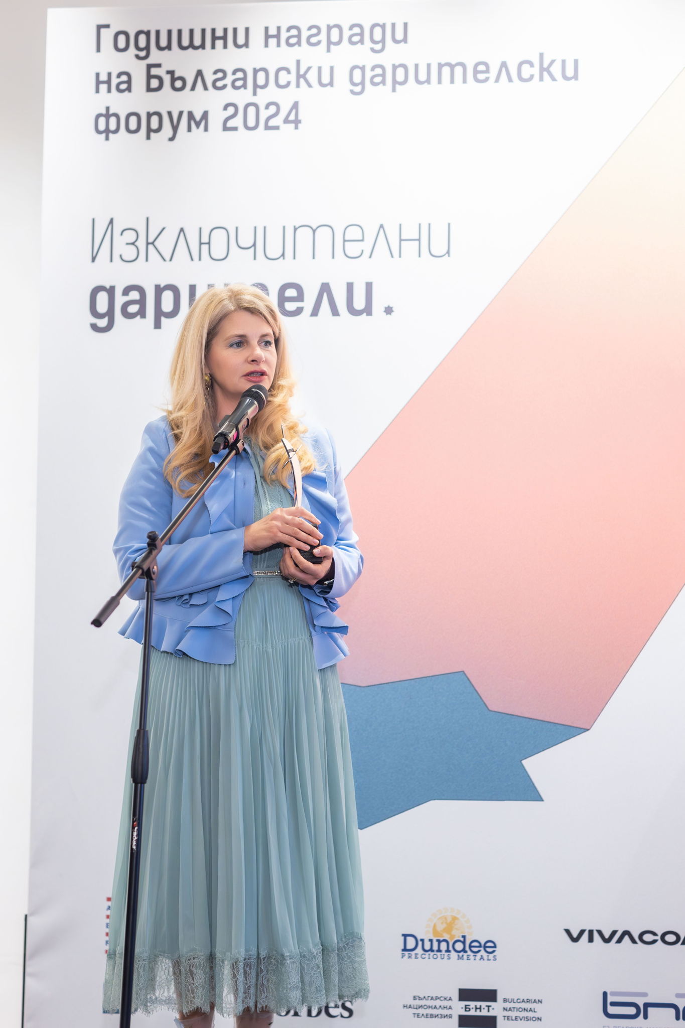 Илияна Захариева, директор „Корпоративни комуникации“ в А1 България, при получаване на наградата Илияна Захариева, директор „Корпоративни комуникации“ в А1 България, при получаване на наградата