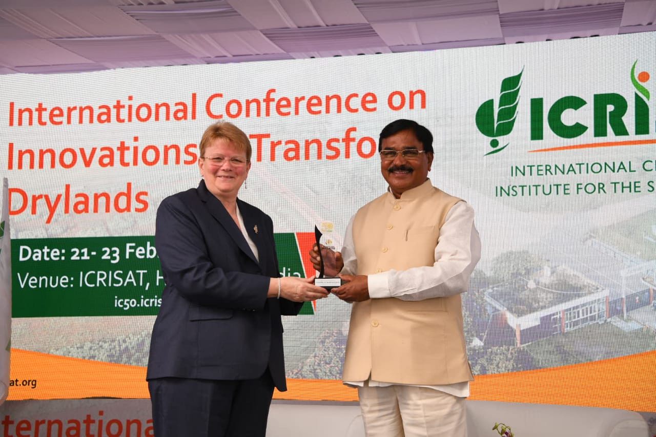 Dr Jacqueline Hughes, Director General, ICRISAT and Mr S Niranjan Reddy, Hon'ble Agriculture Minister of the Government of Telangana, India at the inaugural session. 