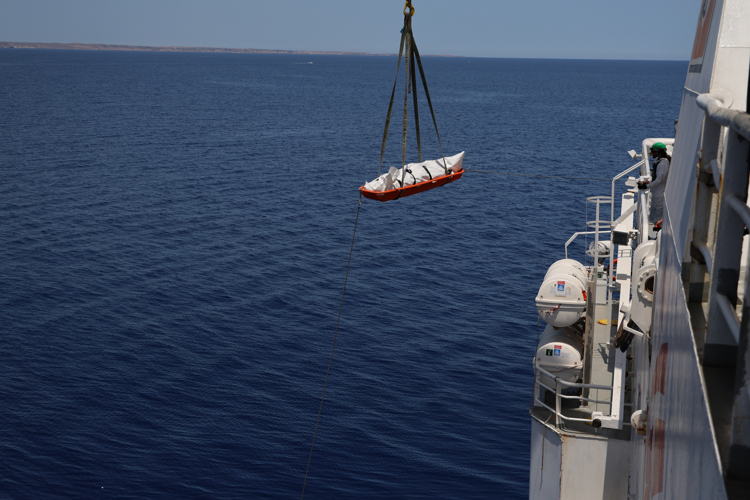 8 juin 2024. Les 11 corps repêchés la veille en Méditerranée transférés par l'équipe MSF du Geo Barents sur un navire des garde-côtes italiens près de Lampedusa. © Frederic Seguin/MSF