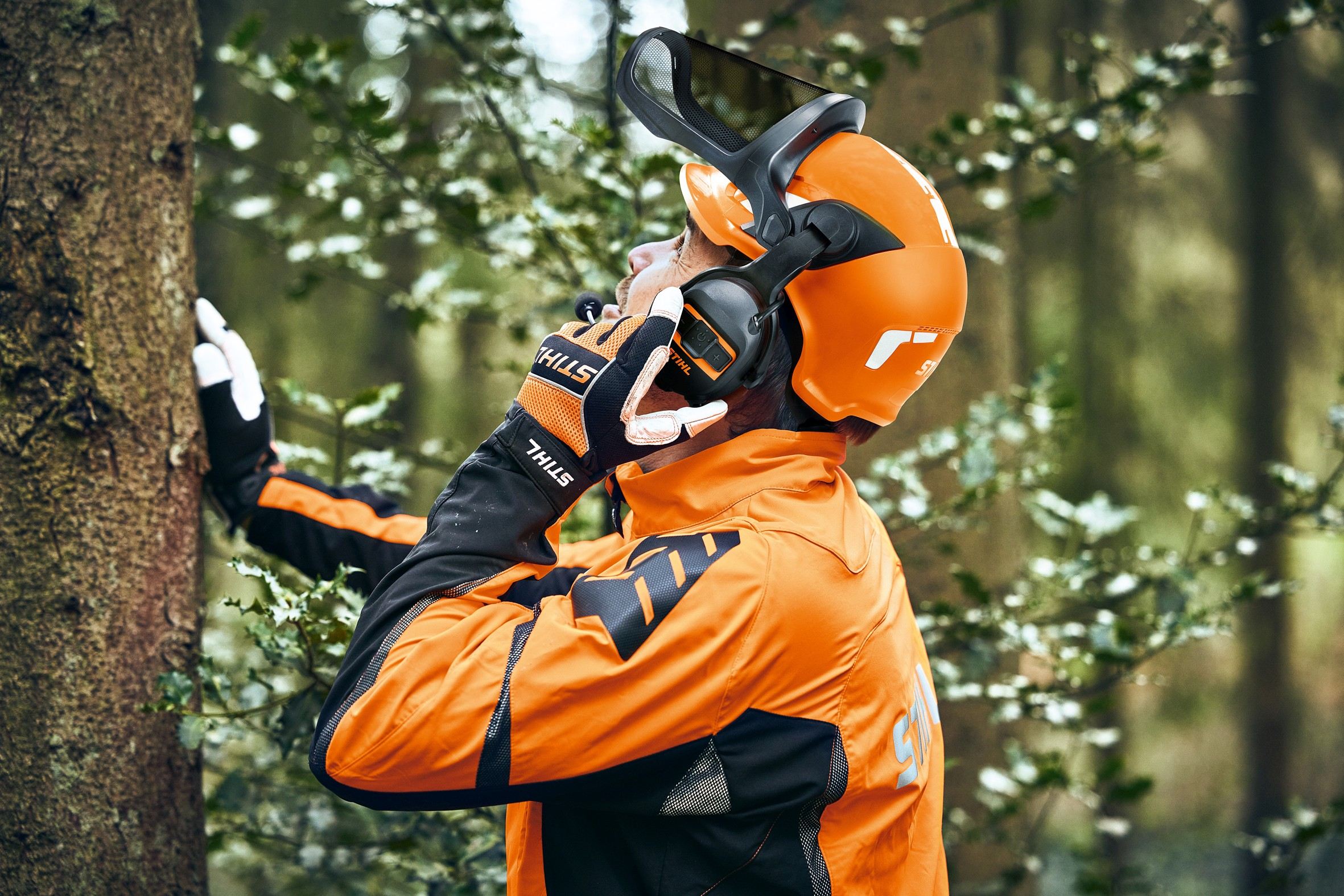 Met de nieuwe helmset STIHL ADVANCE X-Vent ProCOM kan je tot 16 gebruikers direct met elkaar verbinden. Ook communicatietoestellen die gewoonlijk in de hand genomen worden, kan je in het draadloze communicatienetwerk integreren. Met de nieuwe helmset STIHL ADVANCE X-Vent ProCOM kan je tot 16 gebruikers direct met elkaar verbinden. Ook communicatietoestellen die gewoonlijk in de hand genomen worden, kan je in het draadloze communicatienetwerk integreren.