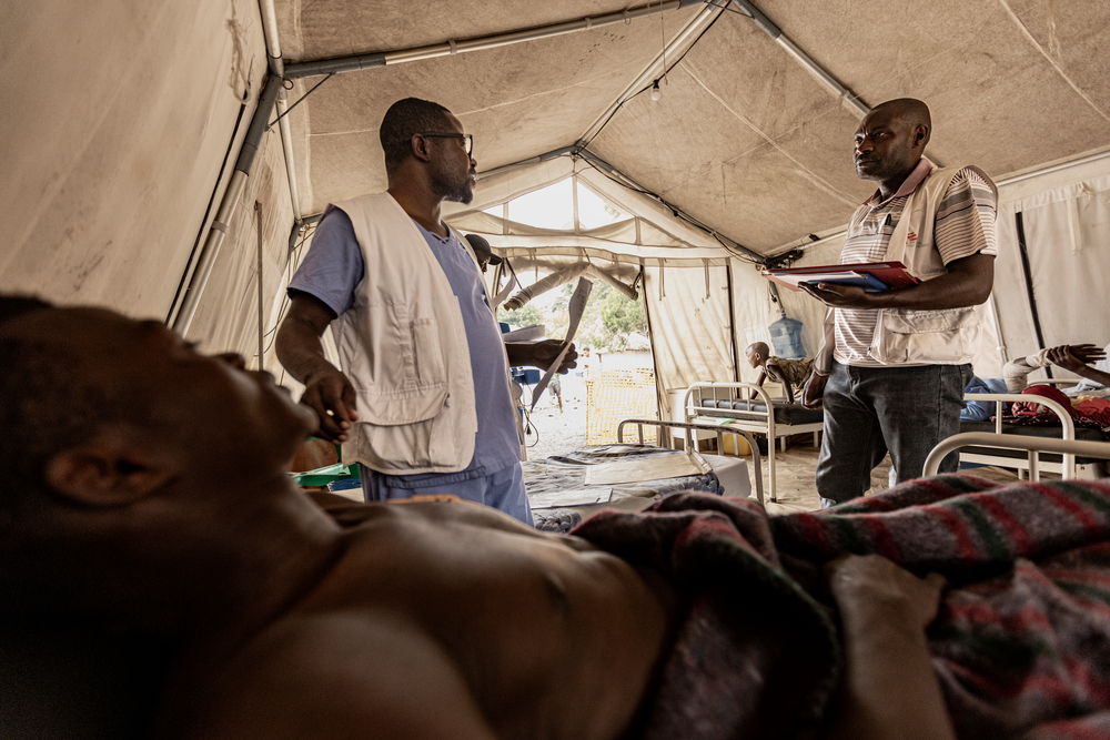 Before the fighting broke out in the Goma, MSF teams were working in Kyeshero Hospital, located in the western part of the city, supporting the Ministry of Health. They were providing care for malnourished children, most of whom came from the displaced people camps near the city. When fighting broke out in the city in the last week of January, MSF quickly put in place a plan for a mass influx of wounded, in particular, to support the International Committee of the Red Cross’s (ICRC) work in Ndosho Hospital. Photographer: Michel Lunanga | Location: Goma, DRC | 30/01/2025