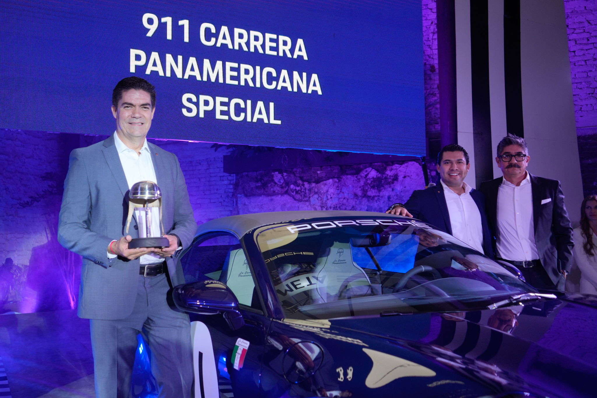 Camilo San Martín, director de Porsche de México, junto al Porsche 911 Carrera Panamericana Special ​ 