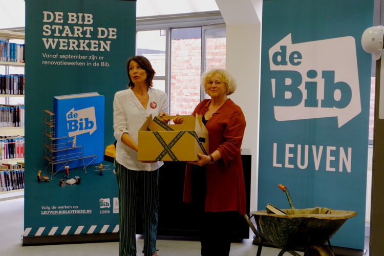 Ann Vandenbergh en schepen Denise Vandevoort tonen de Bibbox