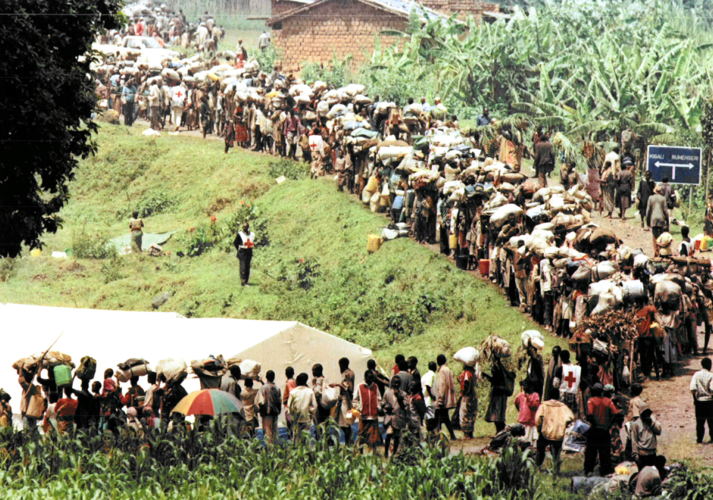 Mukungwa. Rwandan Hutu refugees stand iin line at the Mukungwa transit camp waiting for transport to Kigali. Thousands of Rwandan Hutu refugees fled camps in Zaire and returned to their home country. Photographer: John Parkin Mukungwa. Rwandan Hutu refugees stand iin line at the Mukungwa transit camp waiting for transport to Kigali. Thousands of Rwandan Hutu refugees fled camps in Zaire and returned to their home country. Photographer: John Parkin