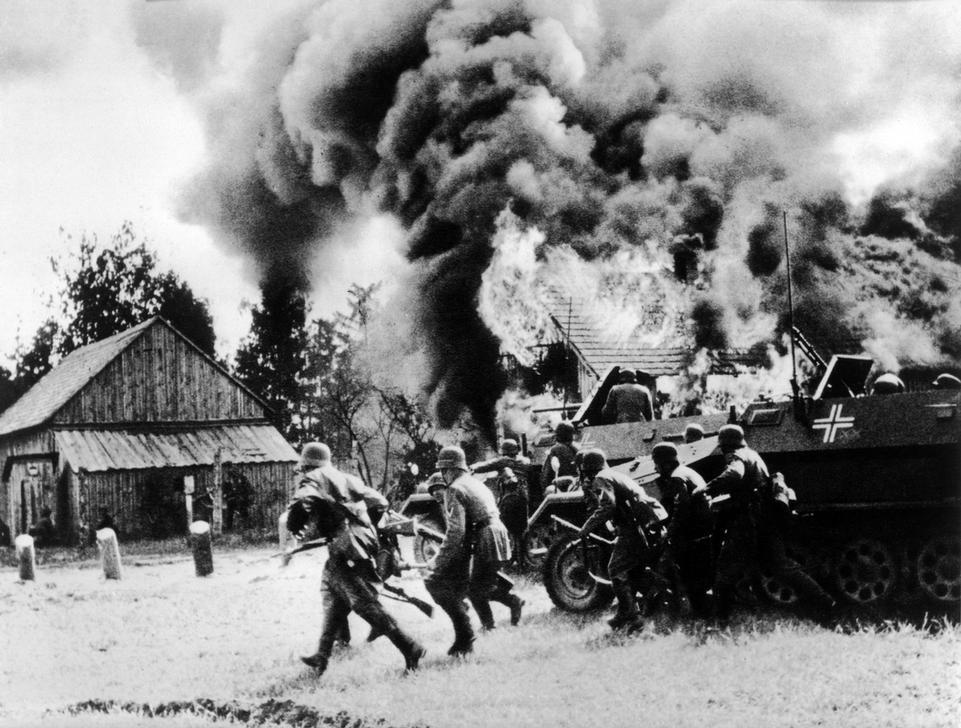 German troops invading Poland during the Blitzkrieg offensive, 1939. AKG3026033 © akg-images / ullstein bild / Pressefoto Kindermann