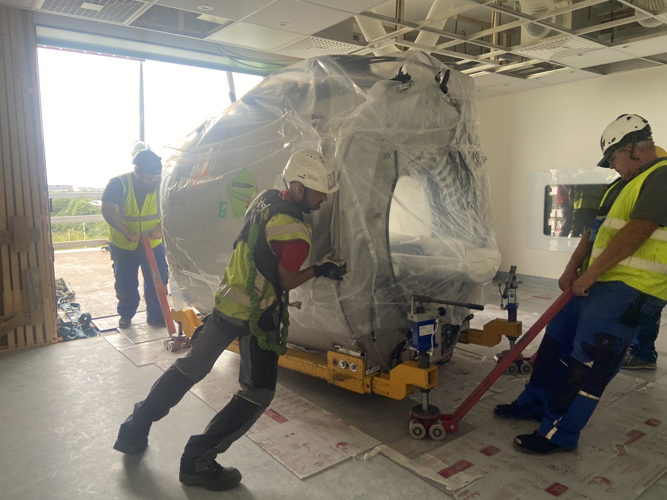 Met mankracht wordt de MRI-scanner op wieltjes van het platform in de afdeling Medische Beeldvorming van ZNA Cadix getrokken. (Foto: ZNA) Met mankracht wordt de MRI-scanner op wieltjes van het platform in de afdeling Medische Beeldvorming van ZNA Cadix getrokken. (Foto: ZNA)