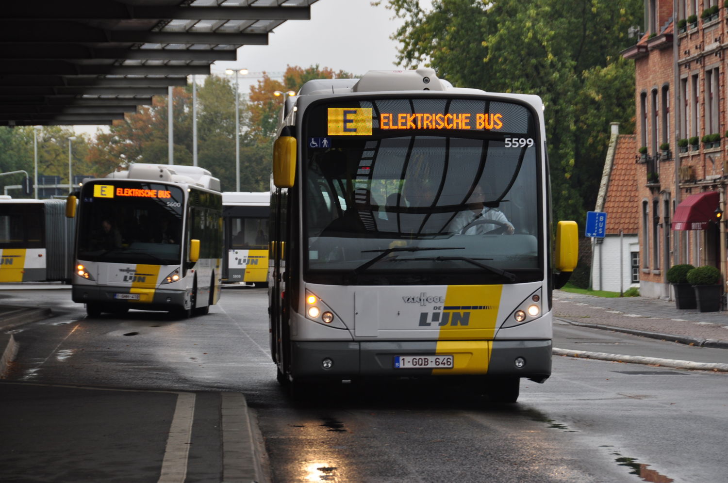 2 inductively charged, fully electric buses at the 't Zand square in Bruges.