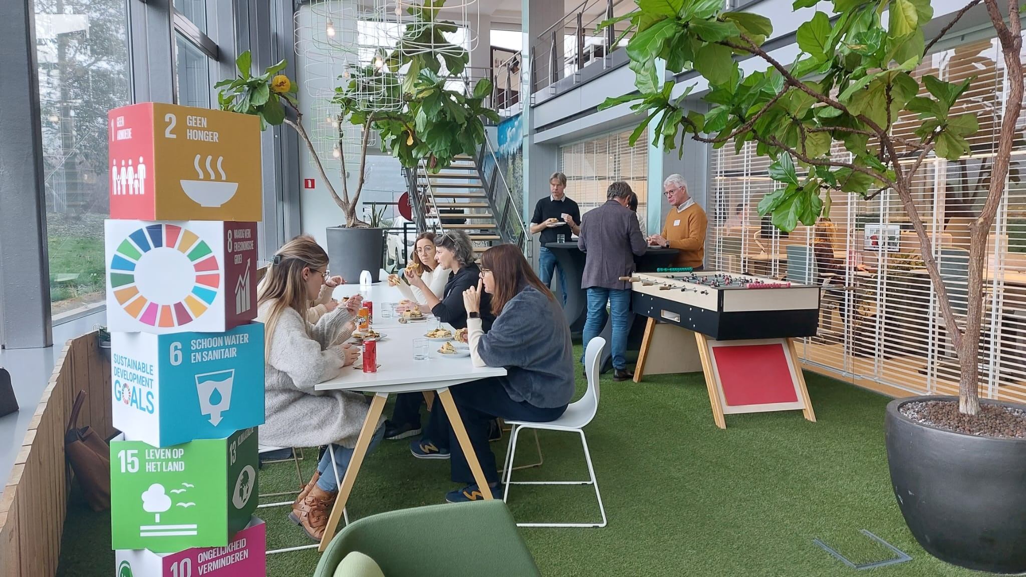 Op het VCDO Community Event bij Kinnarps in Wemmel mochten deelnemers ook elektronisch materiaal afgeven Op het VCDO Community Event bij Kinnarps in Wemmel mochten deelnemers ook elektronisch materiaal afgeven