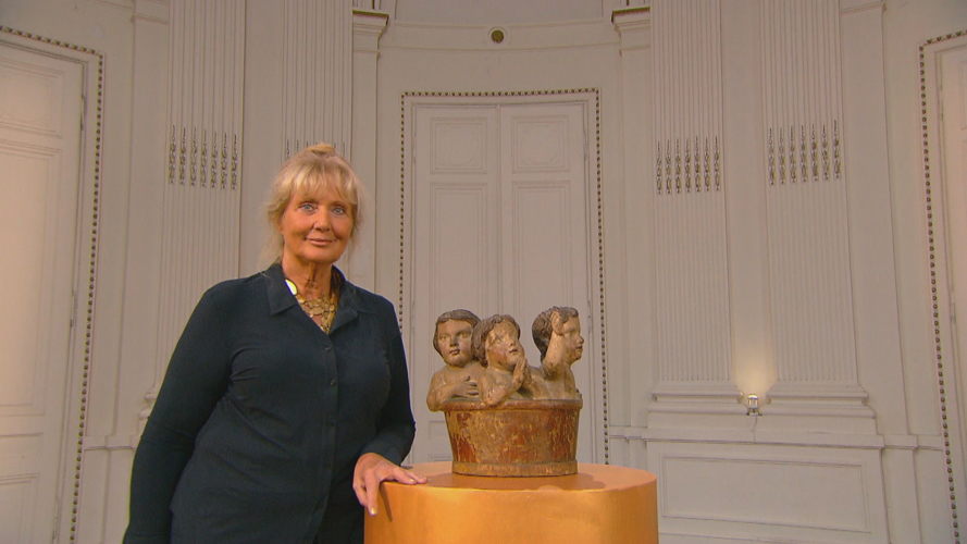 Odette met houten beeld uit 18e eeuw