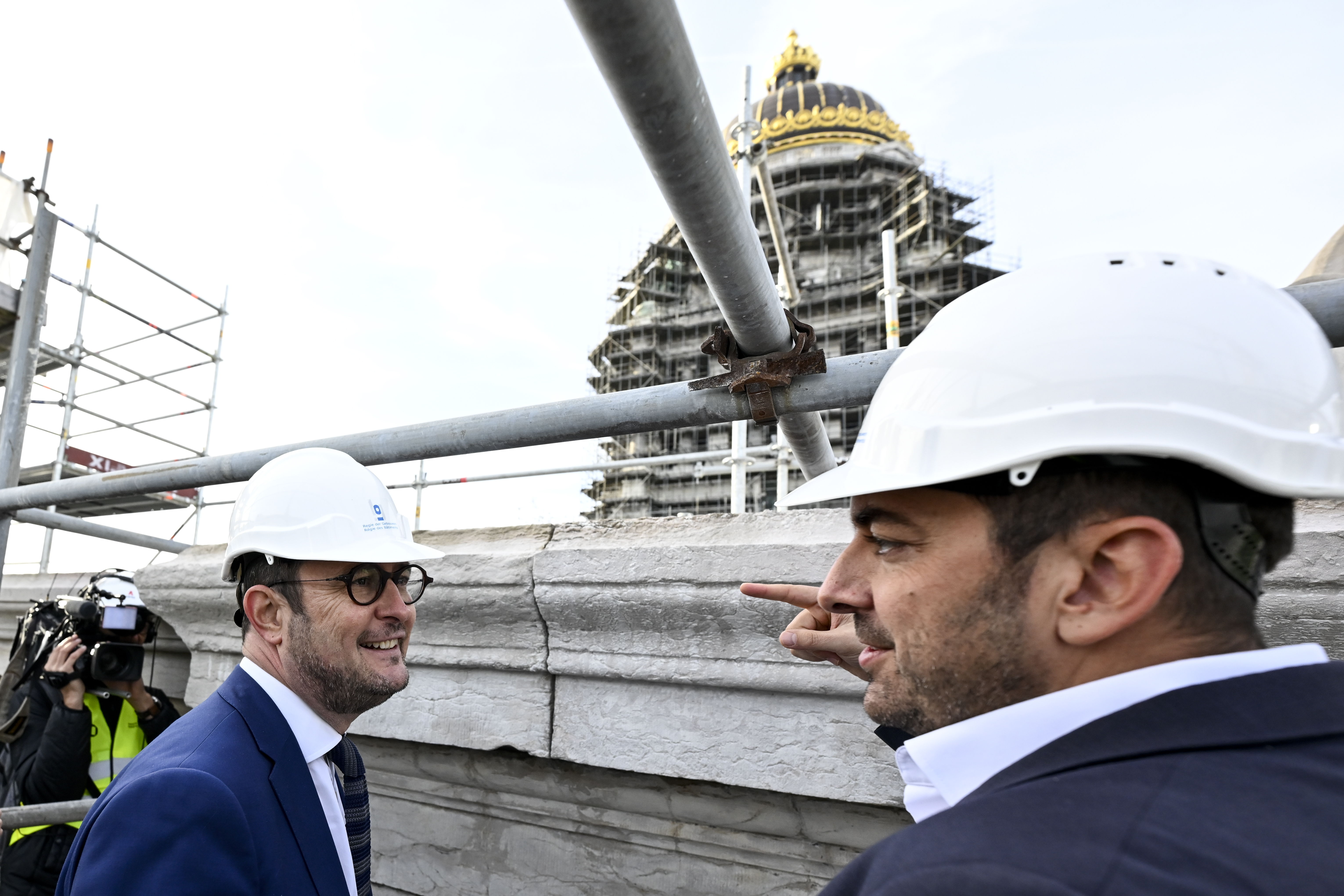 Vincent Van Quickenborne and Mathieu Michel at start of the renovation works on the facade of the Justice Palace in Brussels © BELGA PHOTO DIRK WAEM