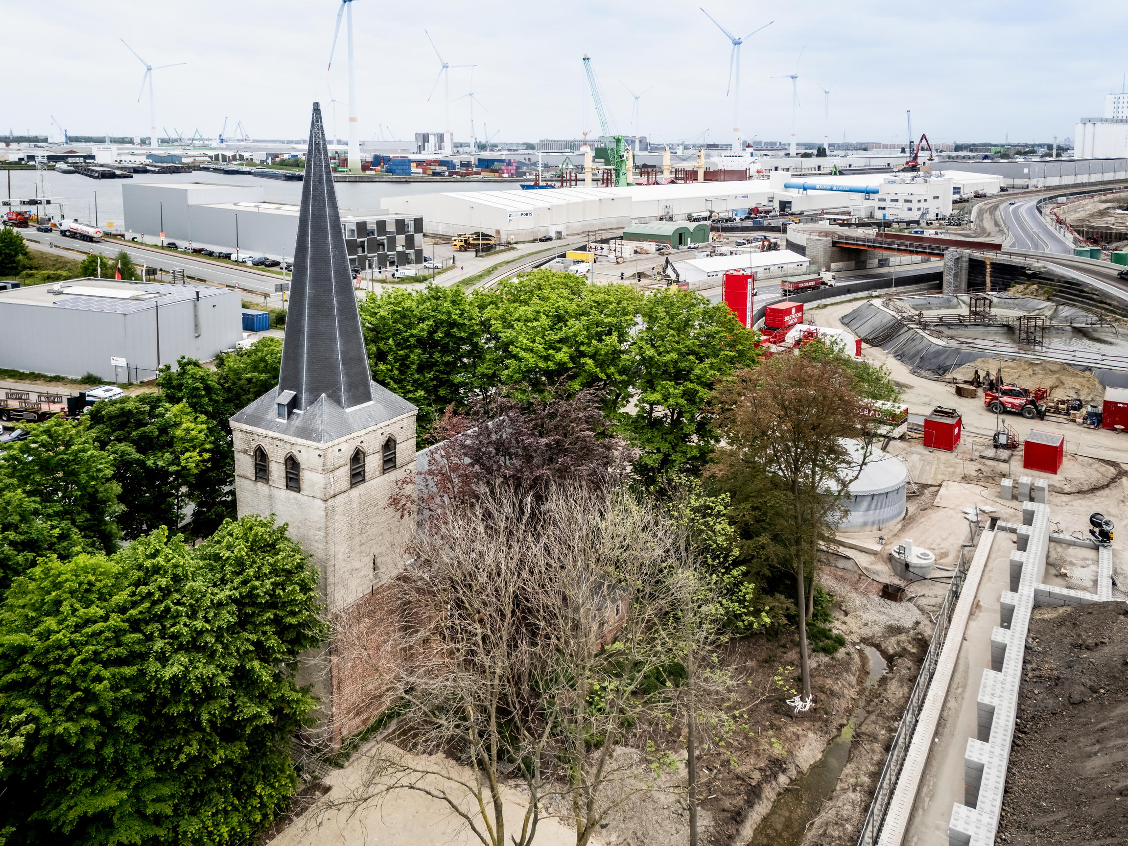 Port of Antwerp-Bruges start restauratie Oosterweelkerkje