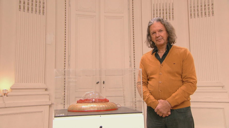 Jean-Marie met ruimtestation van Panamarenko