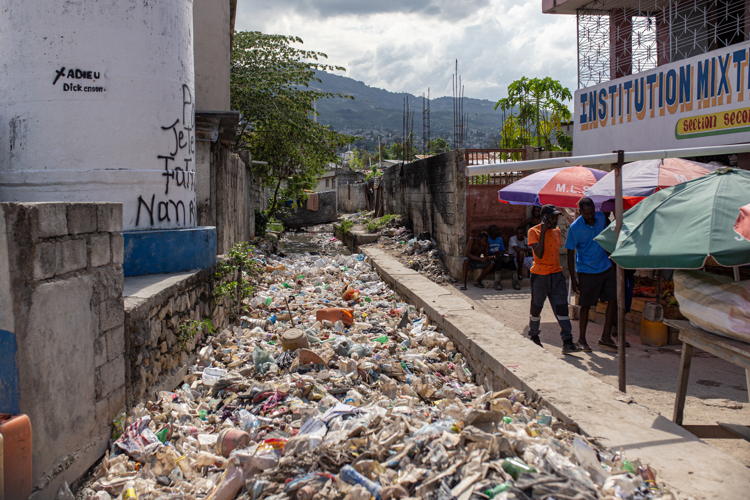 Haiti Cité l'Eternel - Garbage piles up in one of the canals in the neighborhood of Cité l'Eternel. Insalubrity and degradation of water accelerate the spread of cholera disease. Copyright : MSF/Alexandre Marcou