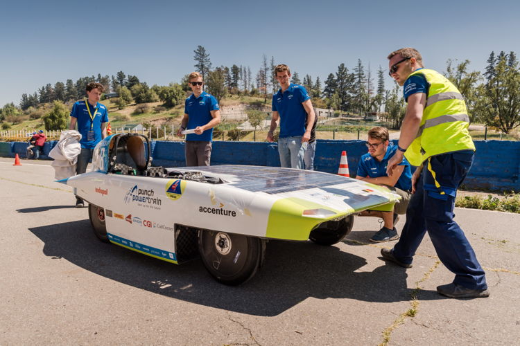 Herstellingen aan de wagen (Credits to Punch Powertrain Solar Team/Geert Vanden Wijngaert)