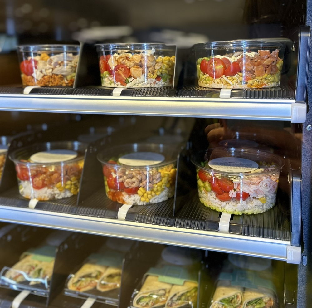 Je vindt o.a. verse poké bowls en wraps in de versautomaat. © GZA Ziekenhuizen