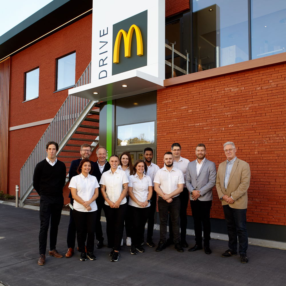 Stijn Heytens (Managing Director McDonald's Belgique), Philippe Piette (franchisé du McDonald's à Herstal) avec son équipe et 1er Echevin d'Herstal Christian Laverdeur