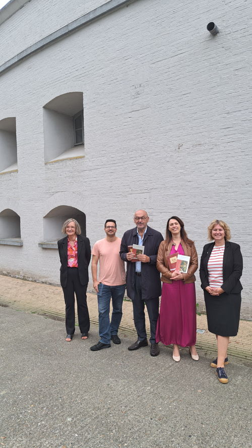 Van links naar rechts: Carine Goossens, archivaris en auteur; Bert Verwerft, Erfgoeddeskundige-archivaris en auteur, Boudewijn Vlegels, schepen voor Erfgoed; An Vervliet, gedeputeerde voor Erfgoed; Ines De Smet, teamleader Toerisme
