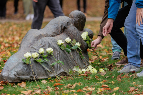 La communauté de la VUB rend hommage aux disparus lors du Moment de consolation annuel