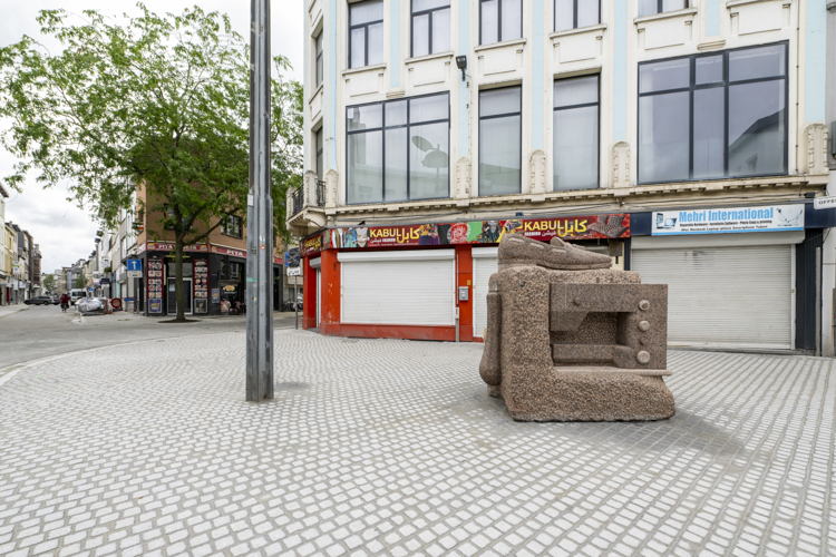 Daniel Dewar & Grégory Gicquel, Granieten rots met courgette, naaimachine en loafer met kwastjes, 2025. Foto Sigrid Spinnox