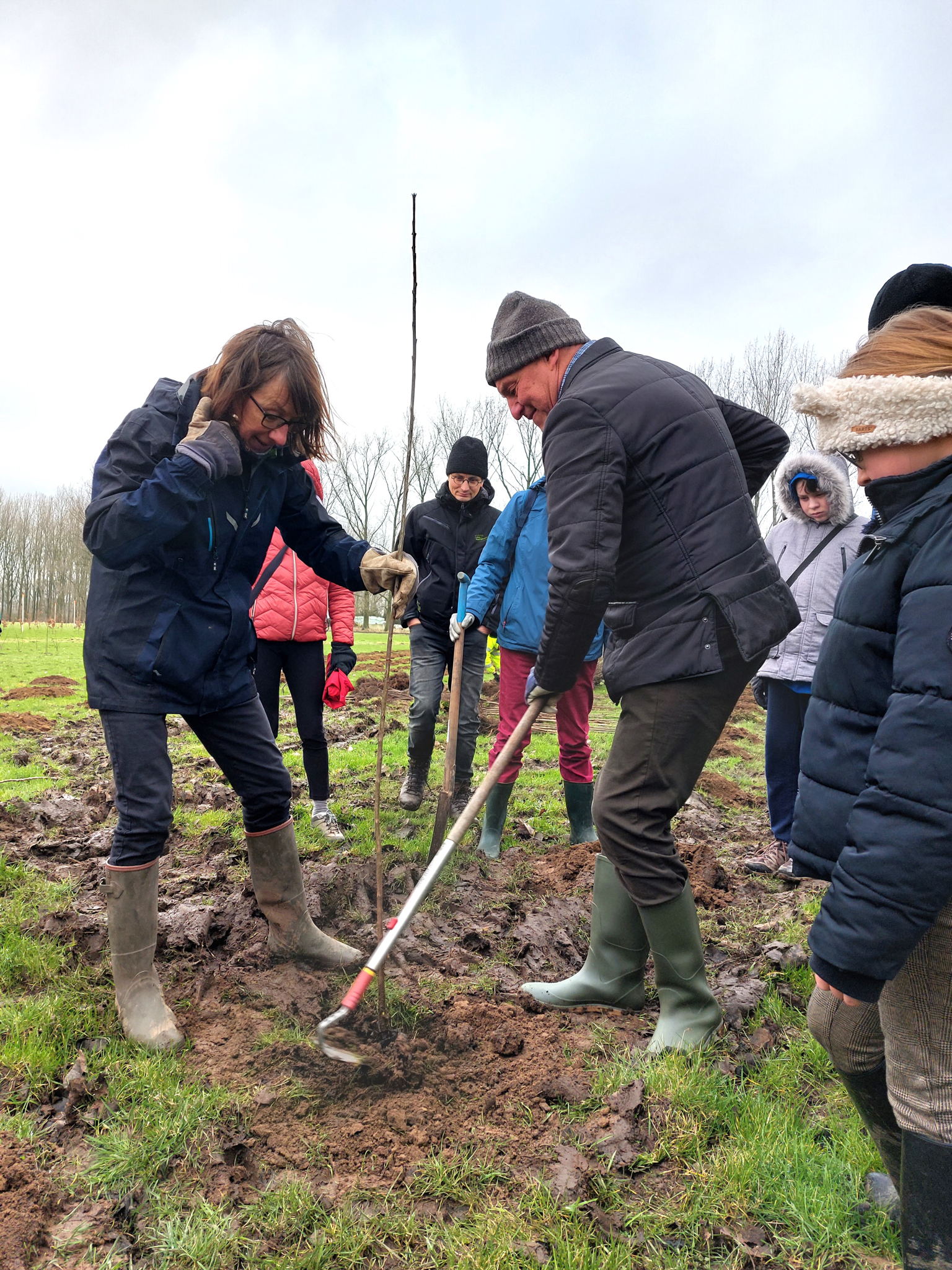 Oost-Vlaams gedeputeerde Riet Gillis en Rudy van Cronenburg, burgemeester van Wachtebeke gaven het goede voorbeeld en de symbolische start van de plantactie