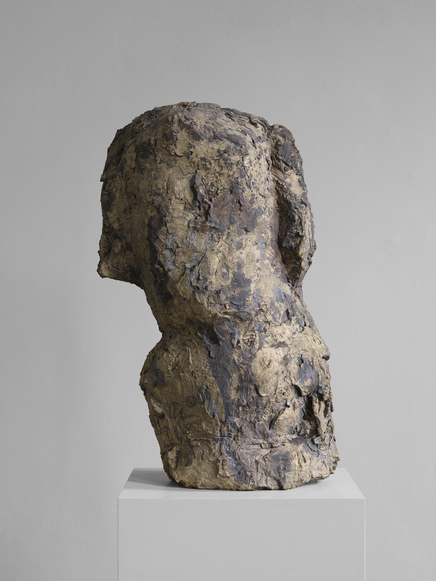 HANS JOSEPHSOHN Ohne Titel, 1993 brass 133,4 x 85 x 48 cm. Courtesy Tim Van Laere Gallery, Antwerp-Rome