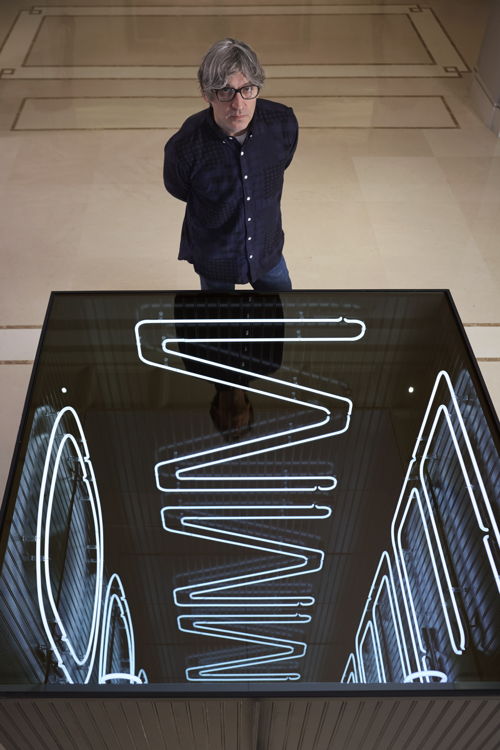Iván Navarro junto a su instalación de arte 'HOME' en The Peninsula Hong Kong. Foto cortesía de Simon J Nicol