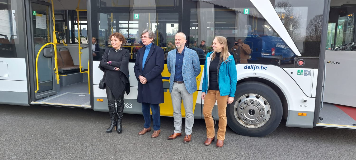 Van links naar rechts: Lydia Peeters (Vlaams minister Mobiliteit & Openbare Werken), Luc Jullet (voorzitter openbaar vervoer FBAA), Bart Kwanten (CEO Groep Waaslandia) en Ann Schoubs (directeur-generaal De Lijn)
