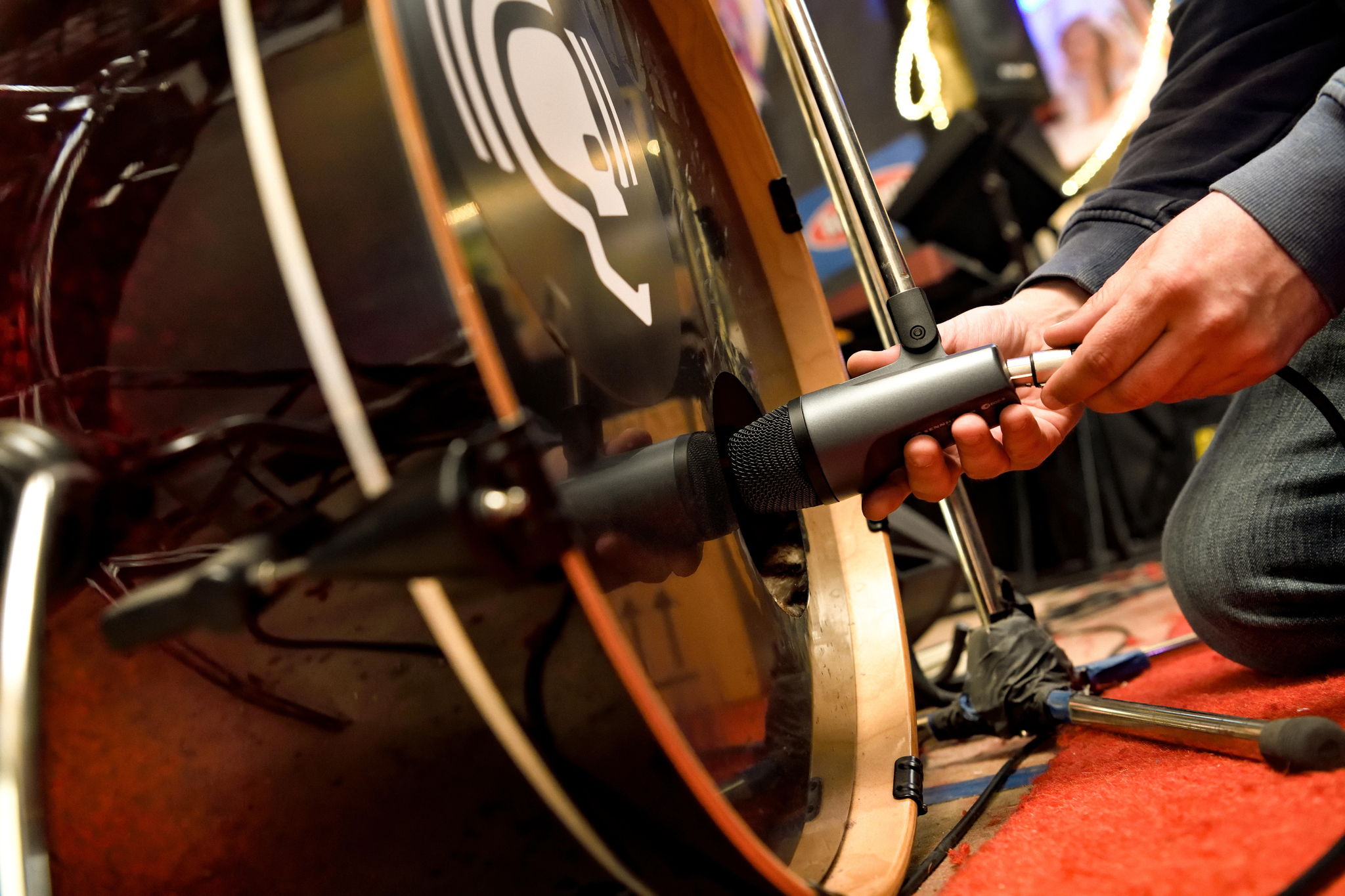 Der gewünschte Drum-Sound wird durch eine unterschiedliche Positionierung des e 602-II an und in der Kick Drum erreicht