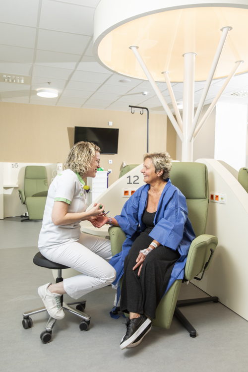 De verpleegkundige maakt het bandje van de insteekopening voor de katheter wat losser. (Foto: ZAS)