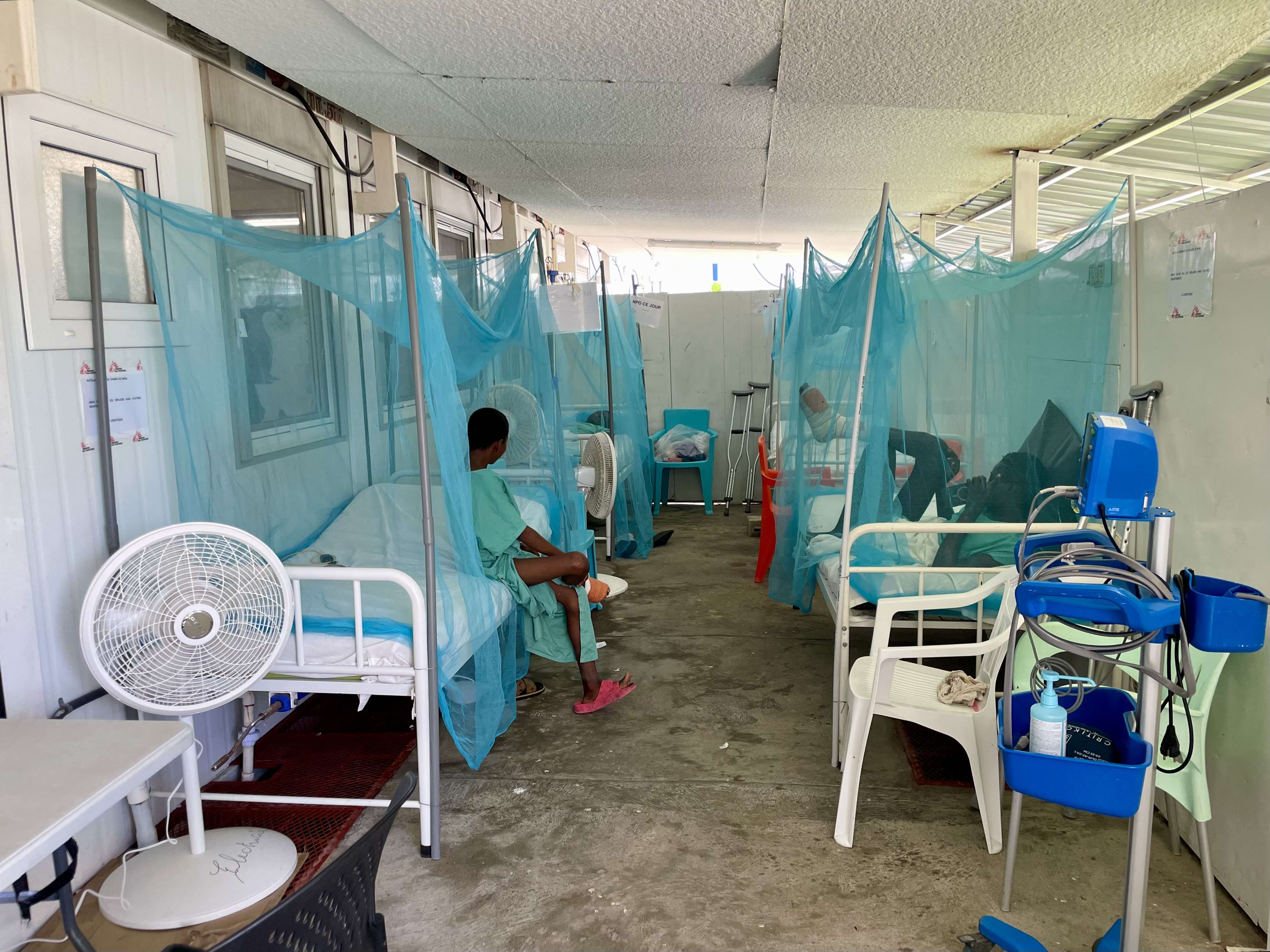 Para hacer frente al gran número de pacientes, se han tenido que instalar camas en los pasillos del Hospital de Tabarre. MSF