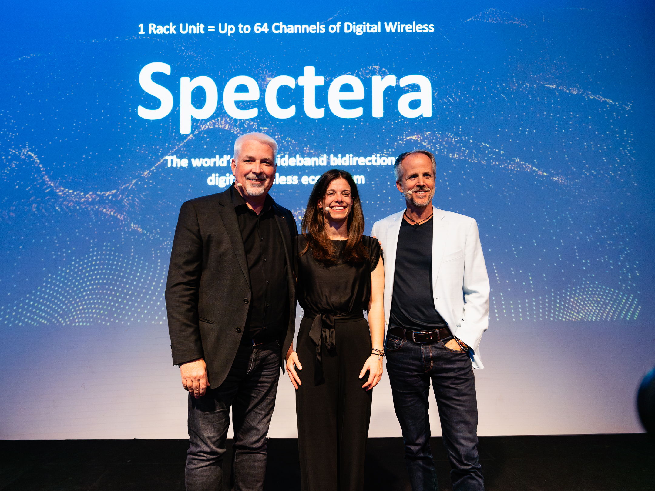 Sprekers Christophe Van den Berghe (Vice President Sales EMEA), Theresa Vondran (Category Market Manager, Pro) en co-CEO Dr. Andreas Sennheiser vatten de belangrijkste voordelen van het Spectera bidirectionele breedband ecosysteem samen