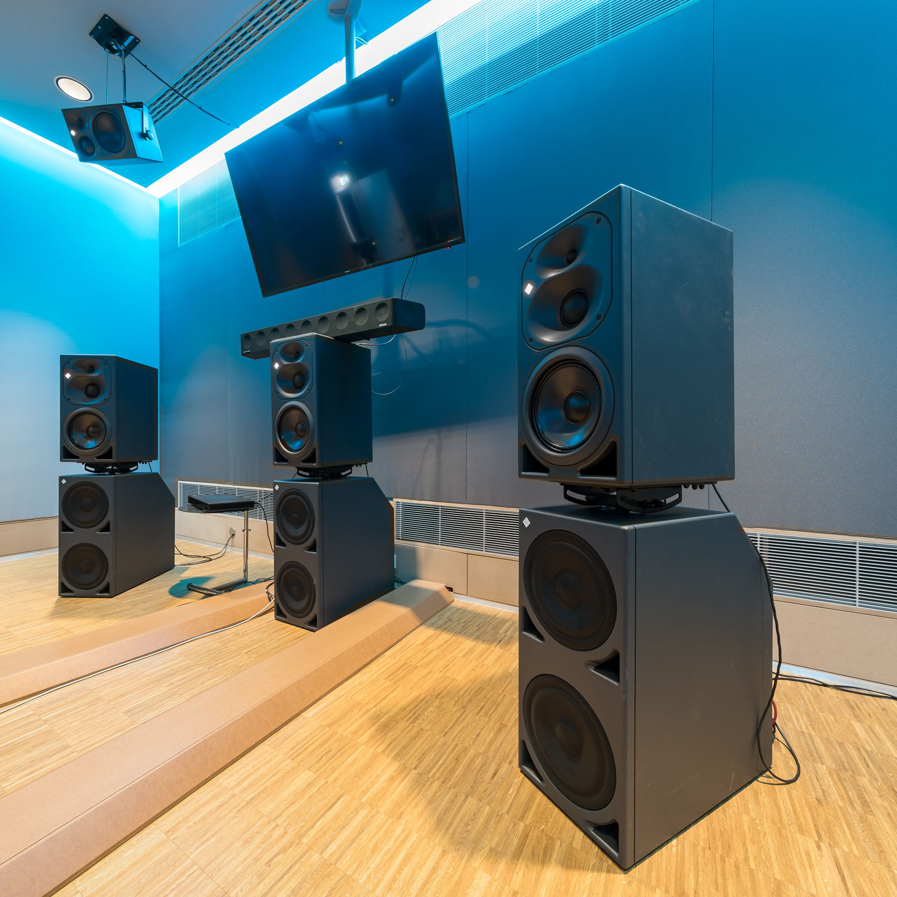 The speakers placed at ear level in the 3D control room include three Neumann KH 420 tri-amplified mid-field studio monitors (L/C/R). The bass range (.1) is reproduced by three powerful Neumann KH 870 subwoofers